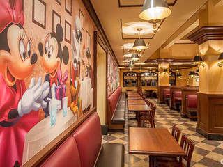 Bsports必一体育_魏晨复古街拍诠释中国红 电影《深夜食堂》演绎温情故事(图2) b体育