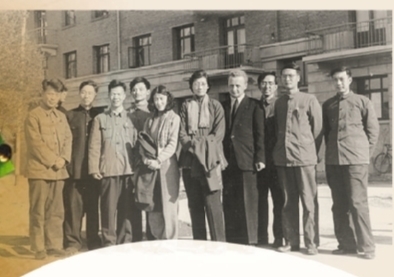 欧阳娜娜首张古典专辑《15》台湾宣传,唱片行揭幕剪彩担任唱片行店长【b体育】(图4) b体育